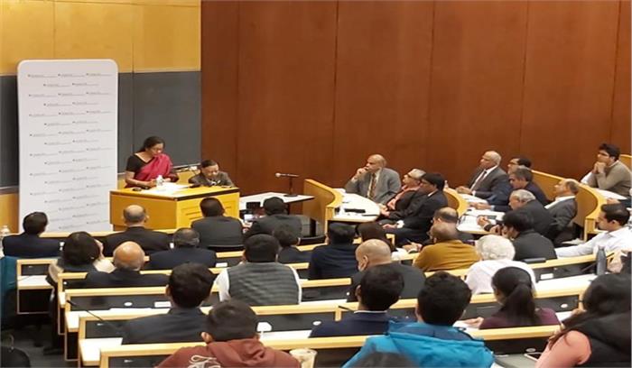 जम्मू-कश्मीर में महिलाओं, दलितों को अधिकारों से वंचित करने के वक्त चुप्पी थी : सीतारमण