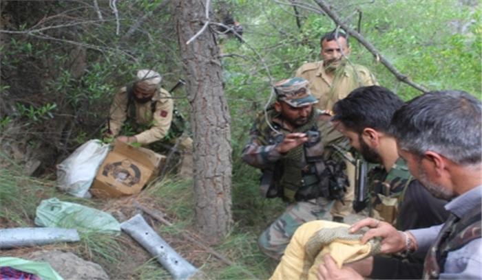 जम्मू-कश्मीर के डोडा में जवानों ने हथियारों का जखीरा बरामद किया