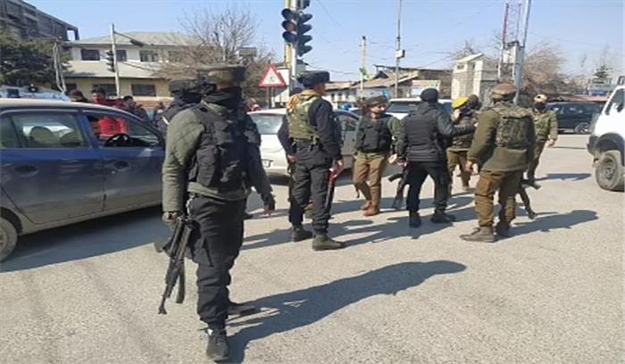 जम्मू-कश्मीर पुलिस ने आतंकी बनने जा रहे युवक को रोका और परिजनों को सौंपा