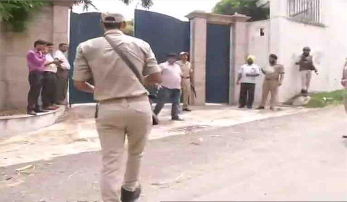 फारुख अब्दुल्ला के आवास में कार से घुसपैठ की कोशिश, ड्राइवर ढेर फारुख अब्दुल्ला के आवास में कार से घुसपैठ की कोशिश, ड्राइवर ढेर