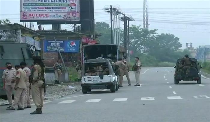 जम्मू-कश्मीर के सोपोर में सुरक्षाबलों और आतंकवादियों के बीच मुठभेड़ जारी