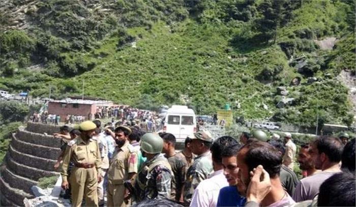 जम्मू एवं कश्मीर में सड़क हादसा,13 अमरनाथ यात्री घायल