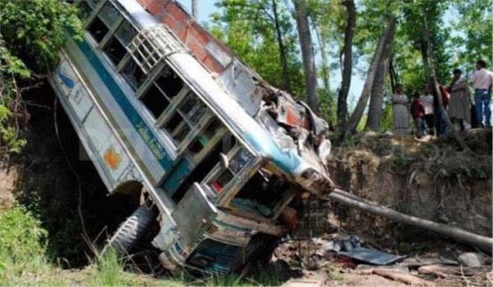 जम्मू एवं कश्मीर में सड़क दुर्घटना में 33 लोगों की मौत, 22 घायल