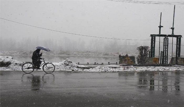 जम्मू-कश्मीर में हुई बारिश और हल्की बर्फबारी