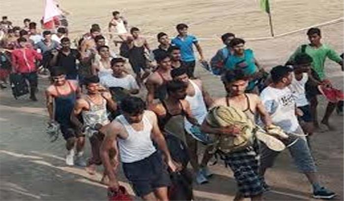 जम्मू-कश्मीर : सेना में भर्ती के लिए हजारों युवा पहुंचे