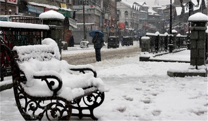 जम्मू कश्मीर में हुई मध्यम बारिश और हल्की बर्फबारी