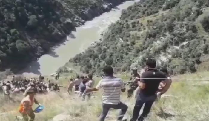 जम्मू-कश्मीर बस दुर्घटना में 12 लोगों की मौत, 10 घायल