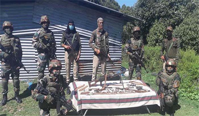 जम्मू एवं कश्मीर के 2 पुलिसकर्मियों ने एवरेस्ट पर चढ़ाई की