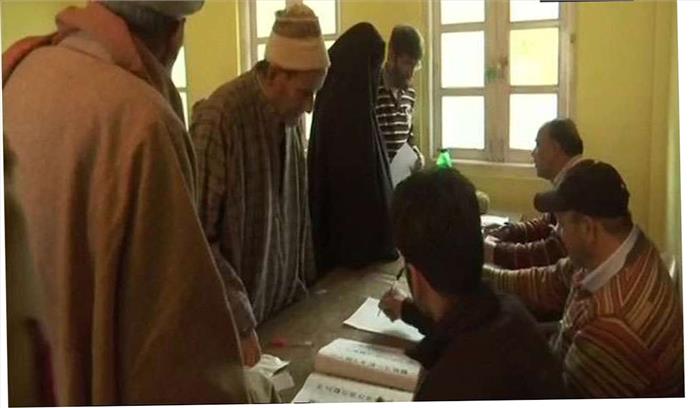 जम्मू- कश्मीर : निकाय चुनाव के तीसरे चरण के लिए मतदान शुरु जम्मू- कश्मीर : निकाय चुनाव के तीसरे चरण के लिए मतदान शुरु