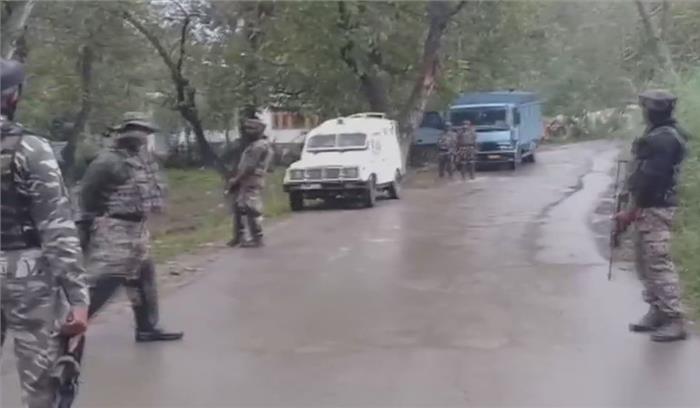 कुलगाम में पांच आतंकवादी ढेर, नागरिकों ने की सुरक्षाबलों पर पत्थरबाजी 