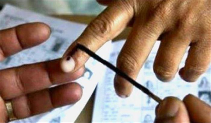 जम्मू एवं कश्मीर में नवदंपति वैवाहिक परिधान में मतदान करने पहुंचा