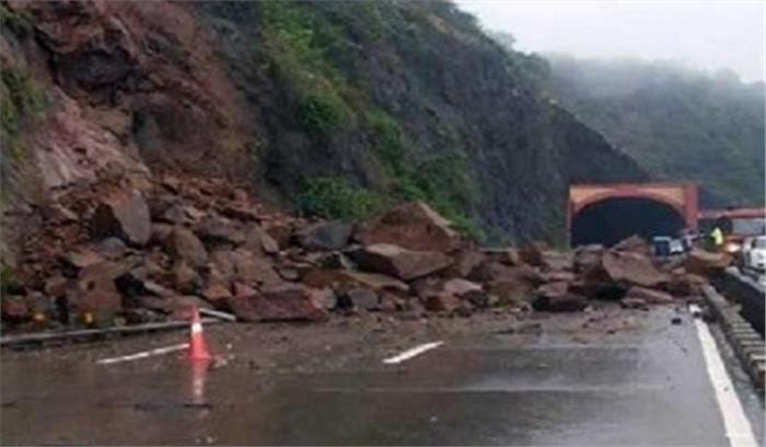 भूस्खलन के कारण जम्मू-श्रीनगर राजमार्ग लगातार तीसरे दिन बंद