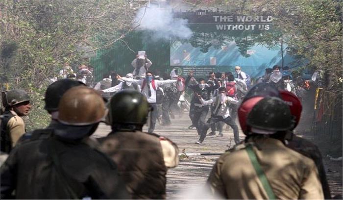 कश्मीर में कठुआ मामले पर विरोध प्रदर्शन के दौरान छात्रों संग सुरक्षा बलों की झड़प