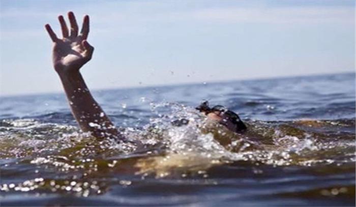 कश्मीर में नदी में डूबे तीन युवकों का अभी तक कोई सुराग नहीं कश्मीर में नदी में डूबे तीन युवकों का अभी तक कोई सुराग नहीं