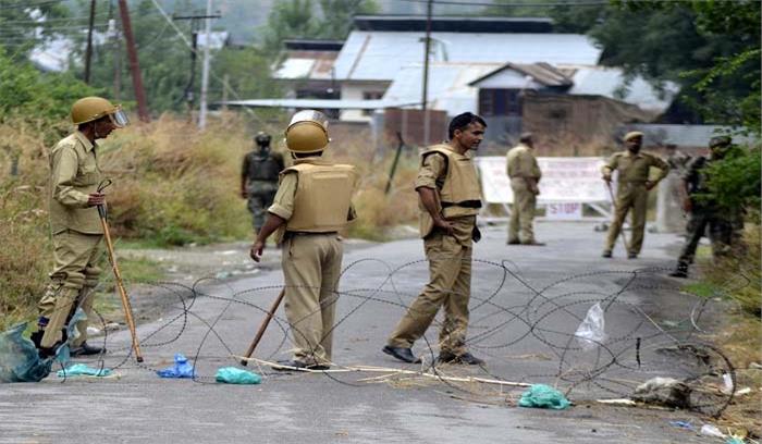  जम्मू-कश्मीर: कुलगाम के पुलिस स्टेशन पर हमला