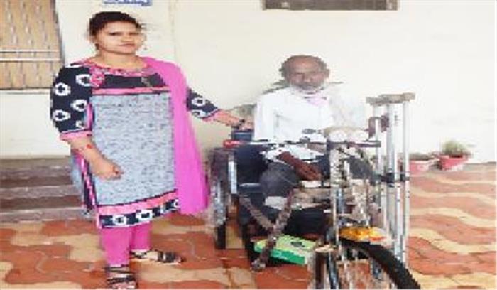 जनदर्शन में गेंदूराम को मिली बैटरी चलित ट्रायसायकल