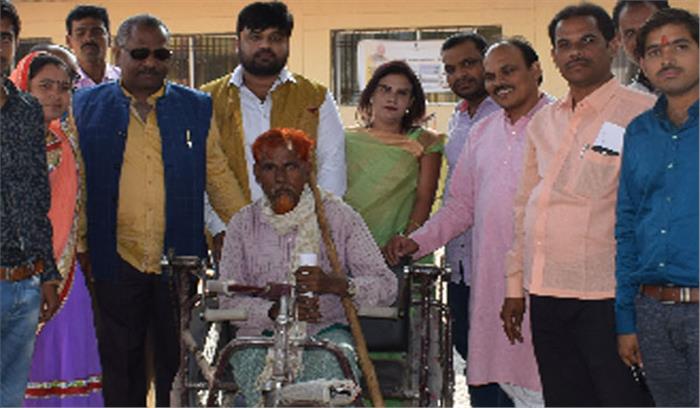 विकलांग शेख को मिली ट्रायसायकल