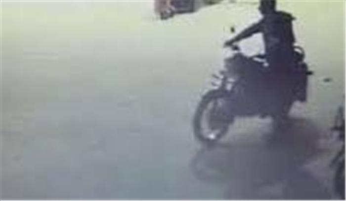 छात्रा ने चलाई बुलेट, तो दबंगों ने दी जान से मारने की धमकी