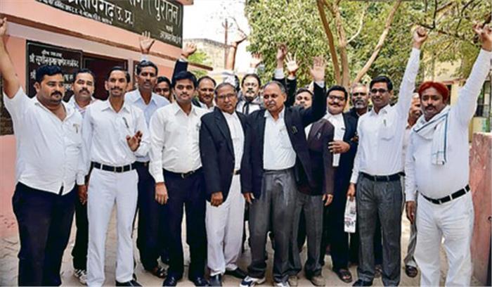 उत्तर प्रदेश : प्रतापगढ़ में हुई हत्या के विरोध में अधिवक्ता हड़ताल पर उत्तर प्रदेश : प्रतापगढ़ में हुई हत्या के विरोध में अधिवक्ता हड़ताल पर