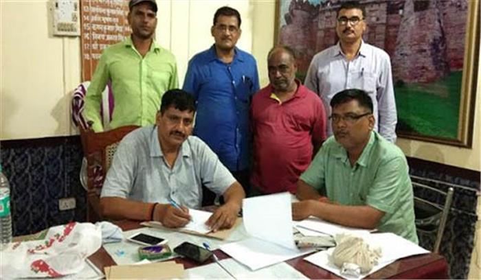 जौनपुर में 20 हजार की घूस लेते लेखपाल रंगे हाथ गिरफ्तार