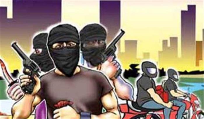 जौनपुर में बदमाश सरिया लदे ट्रक को लूटकर फरार जौनपुर में बदमाश सरिया लदे ट्रक को लूटकर फरार