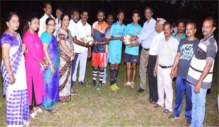 खिलाड़ियों को दिया गया फुटबॉल