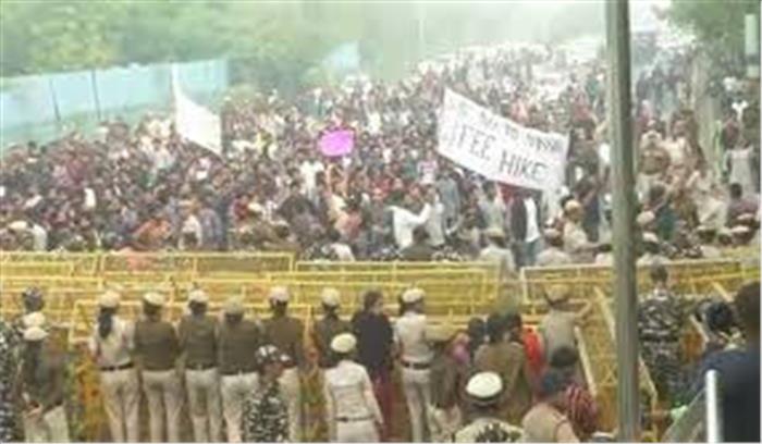 फीस वृद्धि को लेकर जेएनयूएसयू ने किया विरोध प्रदर्शन