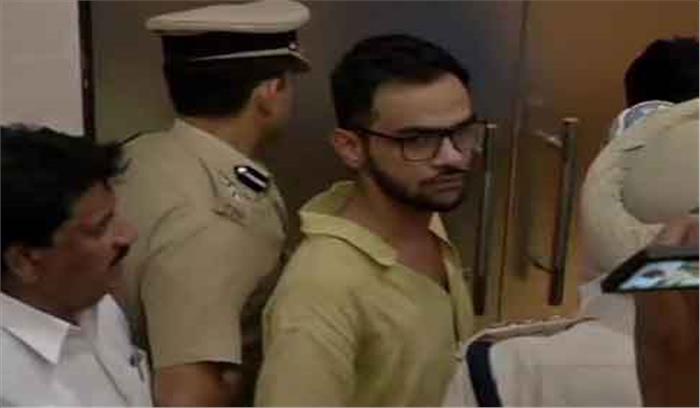 उमर खालिद पर कांस्टीट्यूशन क्लब के पास फायरिंग