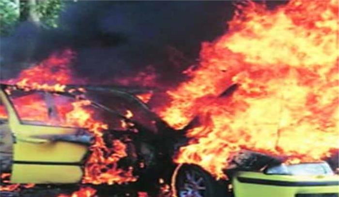 जवाहरलाल नेहरू मार्ग पर कार में अचानक लगी आग जवाहरलाल नेहरू मार्ग पर कार में अचानक लगी आग