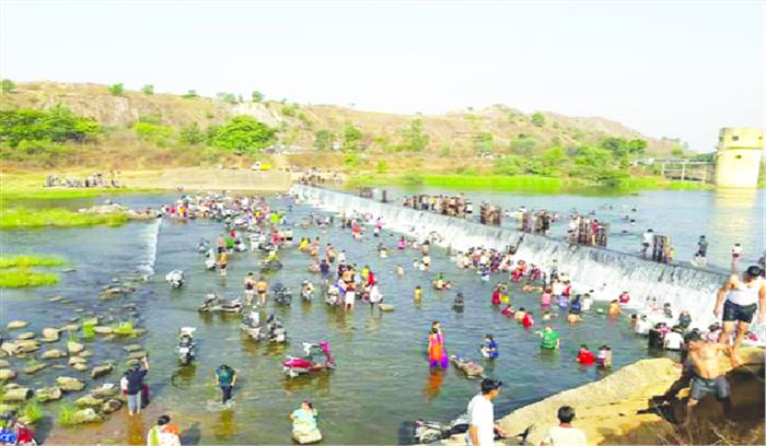 गर्मी से राहत पाने पंचधारी डेम में पहुंच रहे लोग