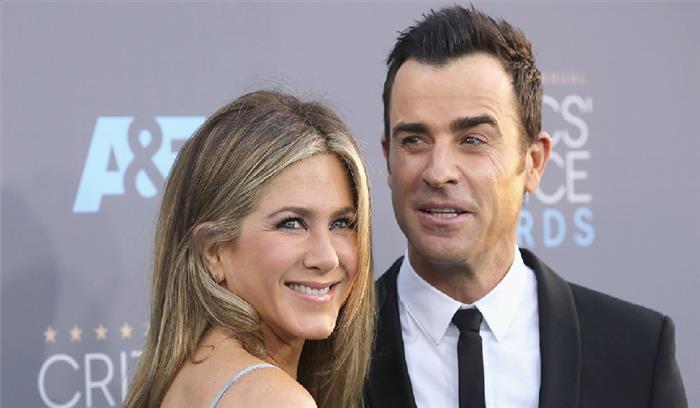 जेनिफर एनिस्टन पति जस्टिन थेरॉक्स से अलग होने के बाद ले रही हैं जीवन का आनंद