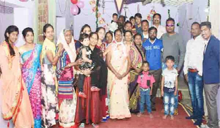 चर्च में विशेष प्रार्थना कर मनाया यीशु मसीह का जन्म दिन