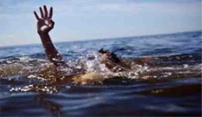 जेट्टी डूबने से पांच की मौत