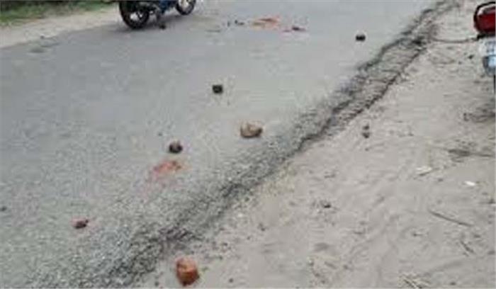 प्रेमी के साथ मिल पत्नी ने किया पथराव, एक घायल