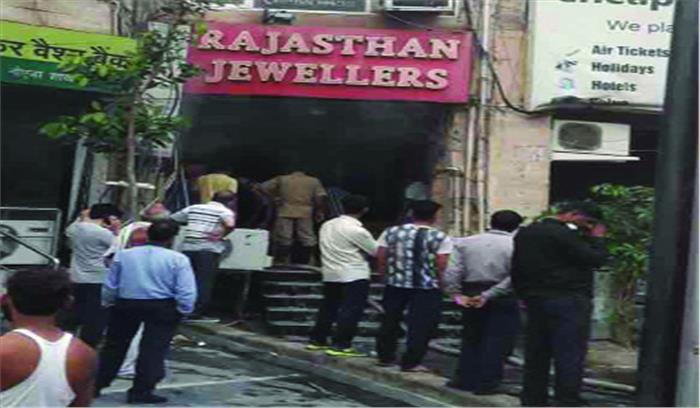 ज्वैलर्स शोरूम व गारमेंट फैक्ट्री में लगी आग