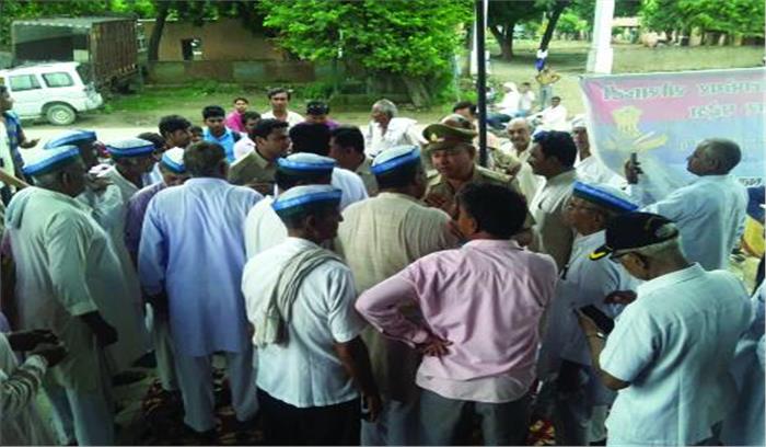 फौजी को पीटने के मामले में पुलिस के खिलाफ  प्रदर्शन