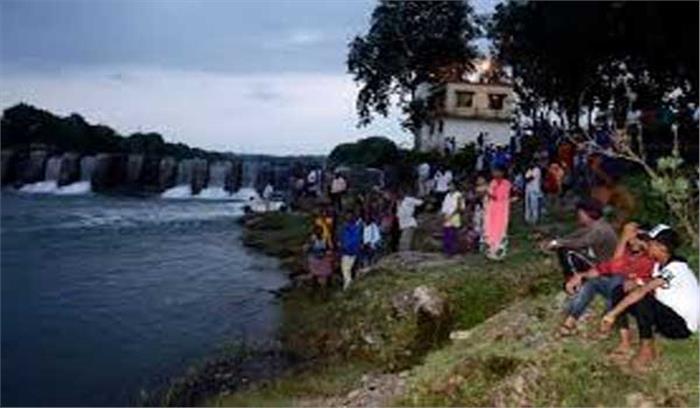 अनास नदी में नहाने गये चार युवकों में से एक हुआ लापता