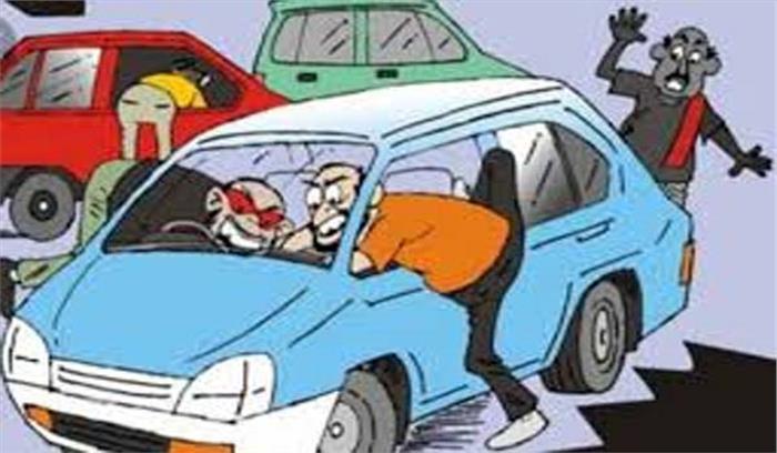 कार सवार परिवार से दो लाख रुपए की लूट कार सवार परिवार से दो लाख रुपए की लूट