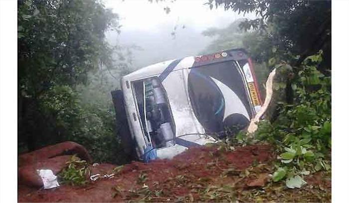 झांसी - कानपुर हाईवे पर बस गिरी गहरे गड्ढे में, सात गंभीर झांसी - कानपुर हाईवे पर बस गिरी गहरे गड्ढे में, सात गंभीर