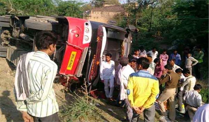 झांसी : बस पलटने से 21 यात्री घायल