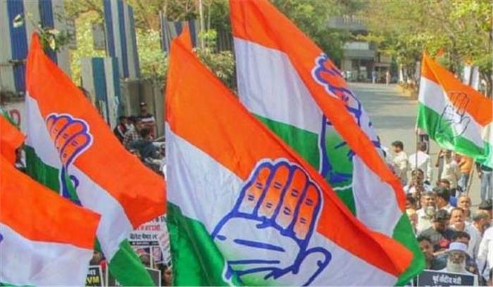 झांसी : कांग्रेसियों ने जिलाधिकारी कार्यालय का किया घेराव