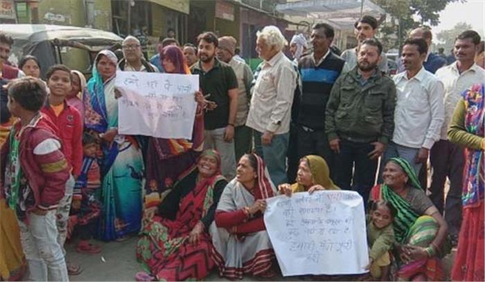 झांसी : सर्दी में भी पानी की समस्या से जूझ रहे आम लोग