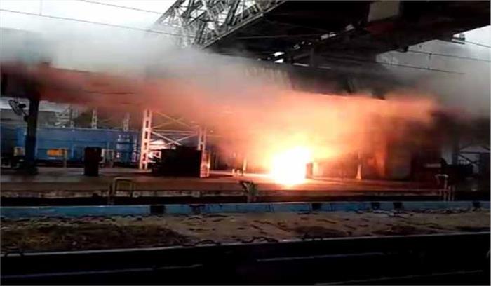 झांसी रेलवे स्टेशन पर वीआईपी रूम में लगी आग,मची अफरा तफरी