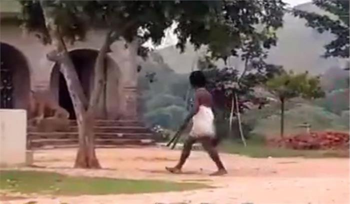 झारखंड में विक्षिप्त व्यक्ति ने शिक्षिका का सिर काटा