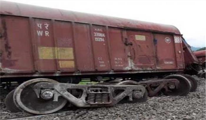 झारखंड में मालगाड़ी के 19 डिब्बे पटरी से उतरे