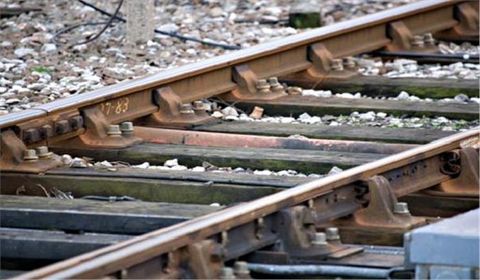 झारखंड: नक्सलियों ने रेल पटरियों को उड़ाया, वाहनों में लगाई आग