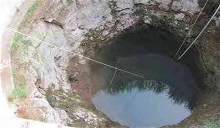 कुएं में डूबने से दो लोगों की मौत