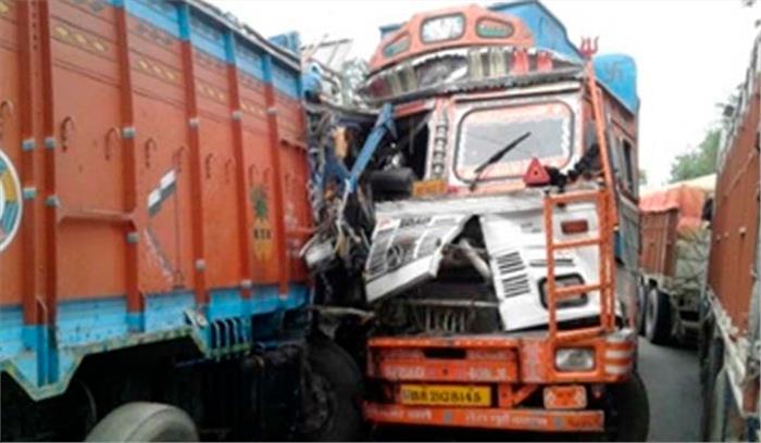 झारखंड :दो ट्रकों की टक्कर में तीन लोगों की मौत