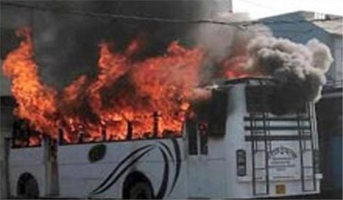 झारखंड: अज्ञात अपराधियों ने तीन बसों में लगाई आग 