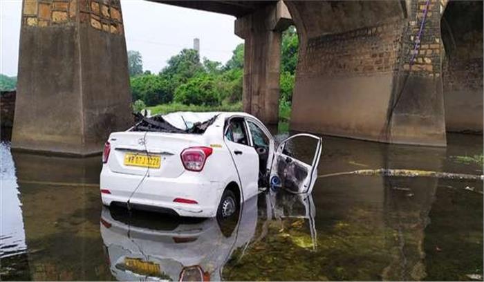 धनबाद में कार नदी में गिरी, पांच की मौत